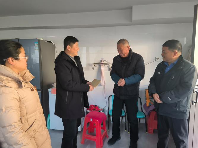 包乡县领导到东八里乡开展慰问党员暖心行动