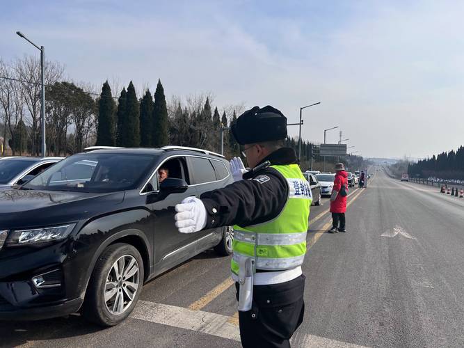 各地迎返程高峰全国交警高等级勤务保障出行