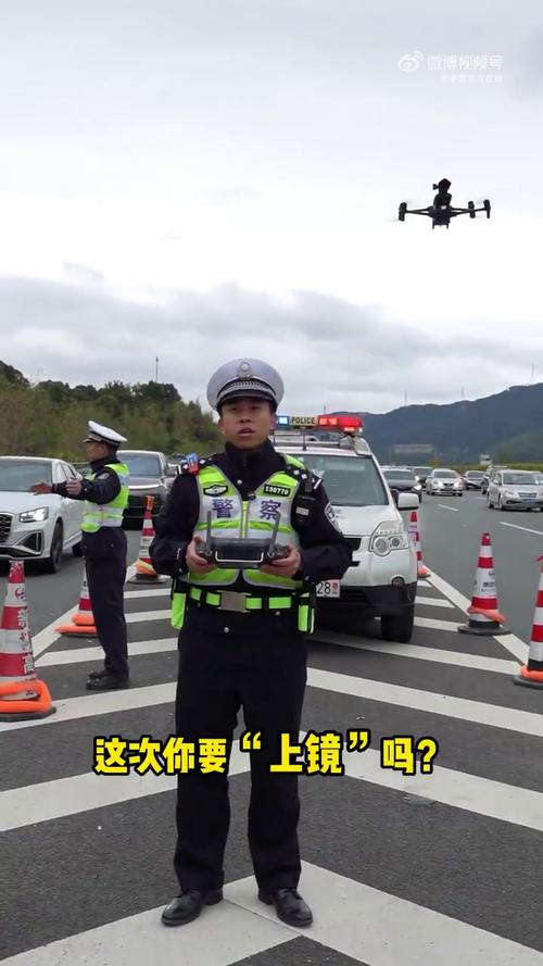 各地迎返程高峰全国交警高等级勤务保障出行