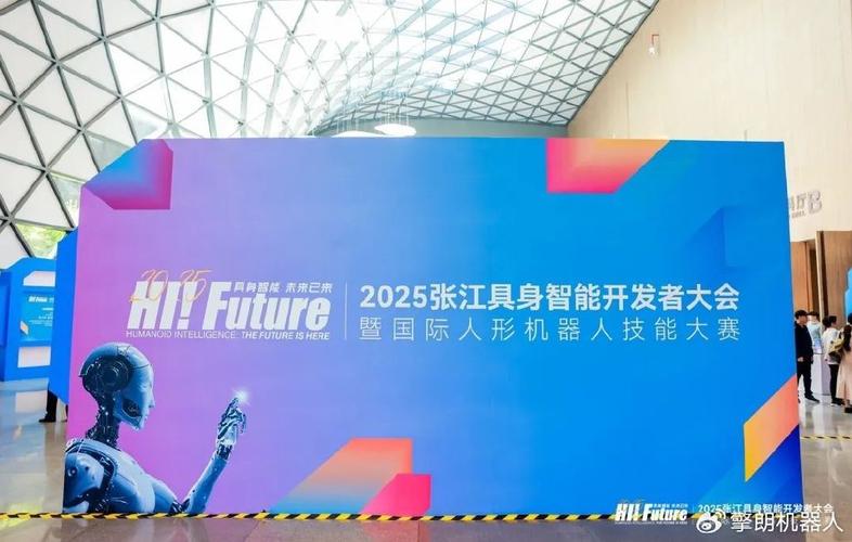 擎朗智能亮相2024世界机器人大会,展示具身智能创新服务解决方案