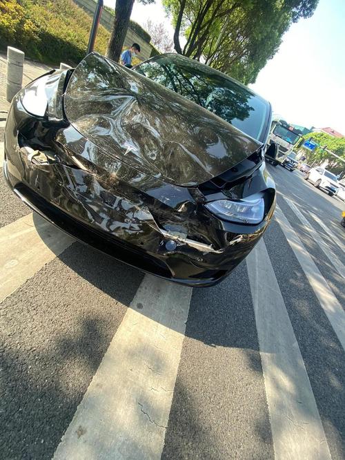 特斯拉回应“冲进商场踩不动刹车”：未见任何异常，事发路面积水