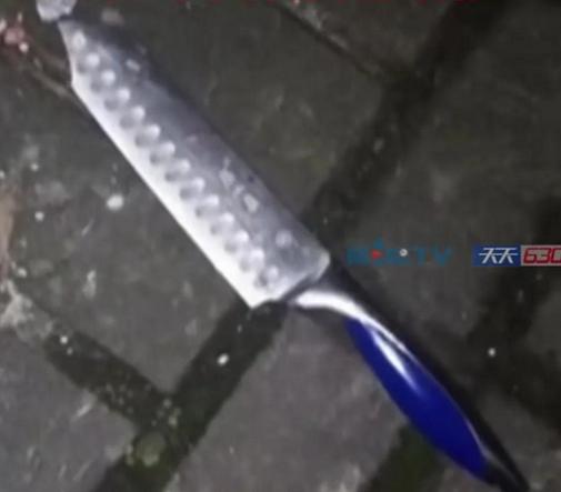 谁在递给外卖小哥一把行凶的刀？