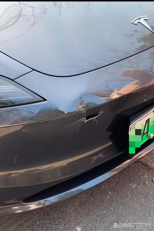网传一特斯拉Model 3撞毁医院岗亭 据称有一人被撞倒