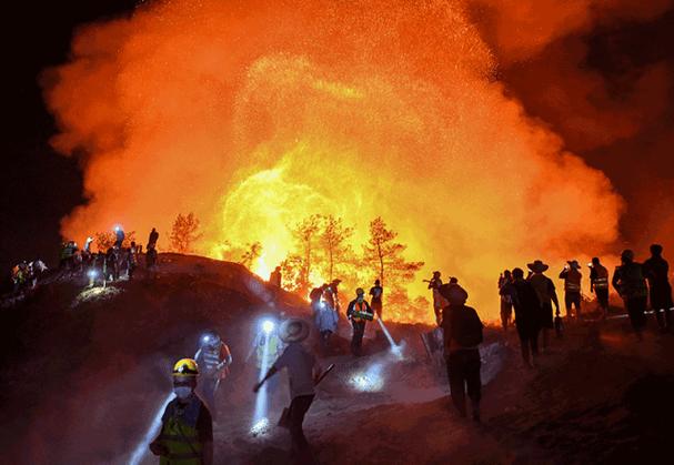 突发！重庆涪陵发生山火 消防正扑救！罕见高温炙烤川渝 44.6℃刷新纪录
