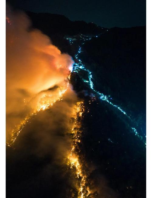 突发！重庆涪陵发生山火 消防正扑救！罕见高温炙烤川渝 44.6℃刷新纪录