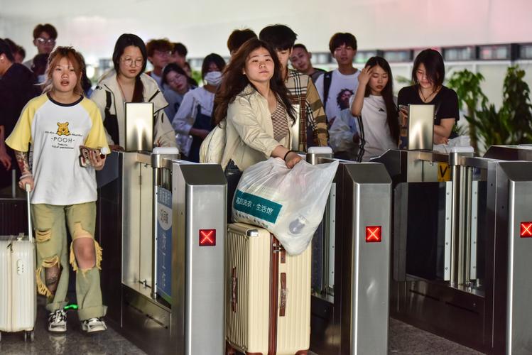 五一假期首日预计全国发送旅客5637.3万人次