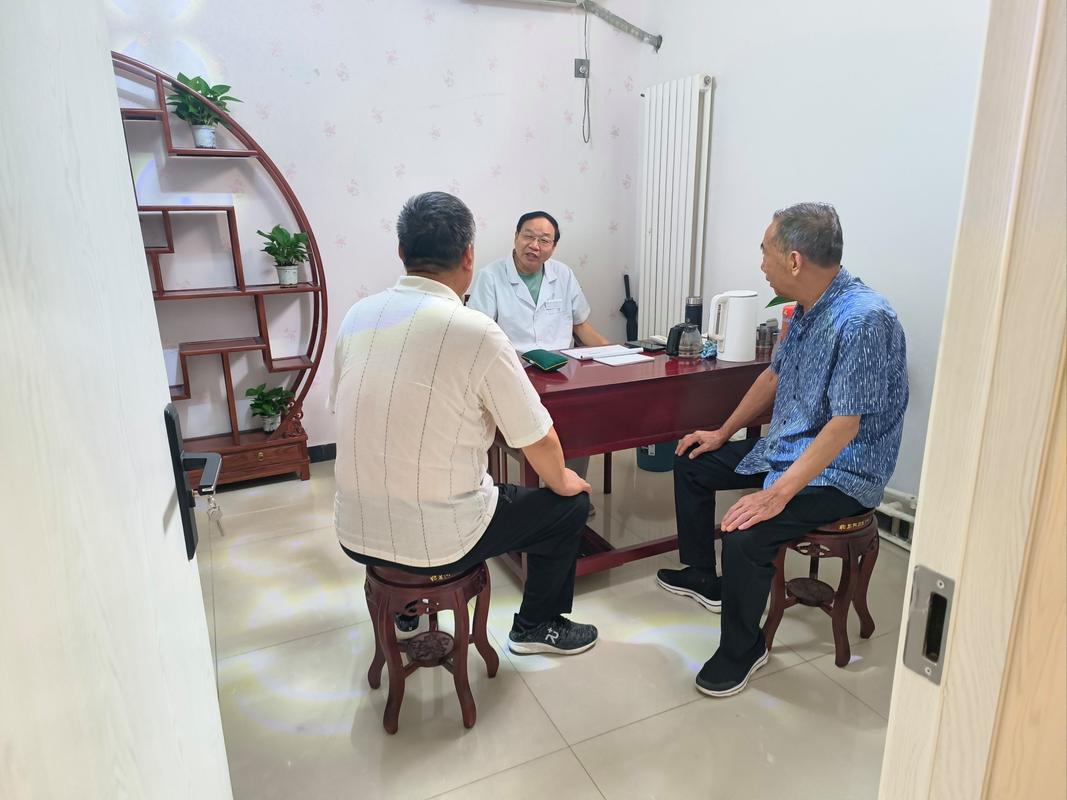 介绍“老中医”专业看诊?在医院碰到这种人要小心!上海已有近千人上当!
