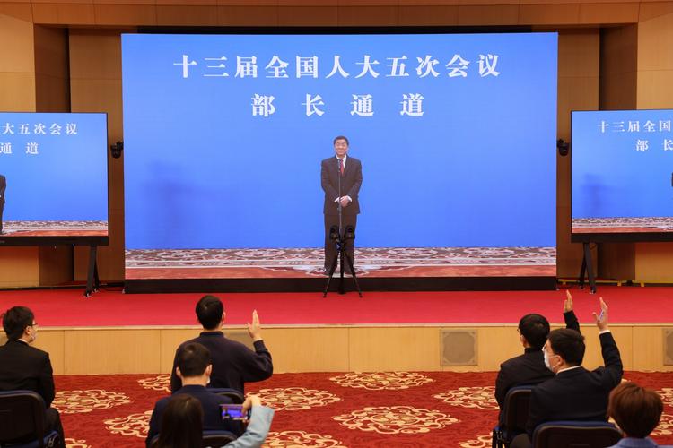 谈到今年前两个月经济形势 何立峰连说了三个“很强”