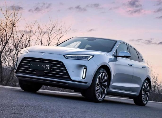 【极速车评】喷增程落后的魏牌CEO提车问界M5,这是要硬扛?